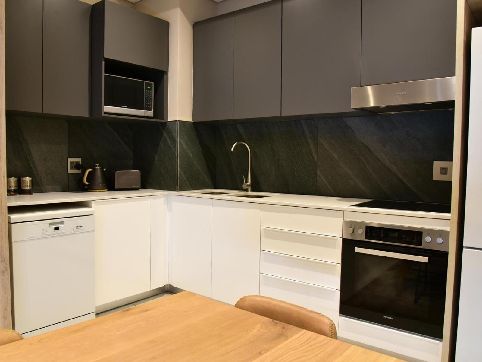 Menlyn Maine Luxury Rentals Претория Екстериор снимка
